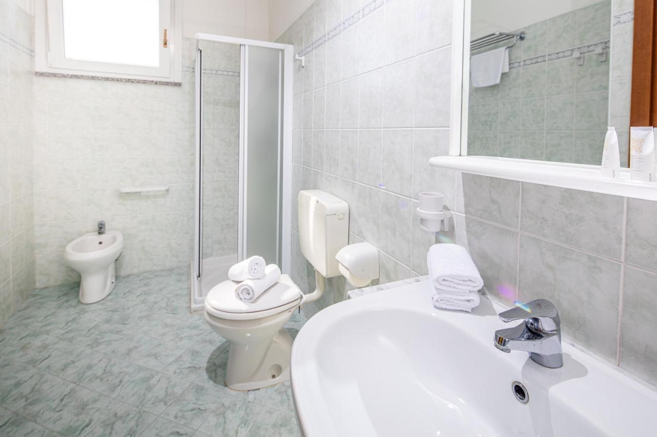 Hotel Orchidea Lignano Sabbiadoro Bagian luar foto