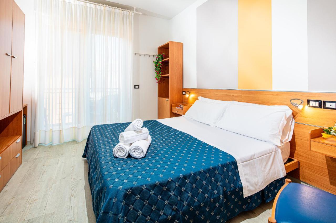 Hotel Orchidea Lignano Sabbiadoro Bagian luar foto
