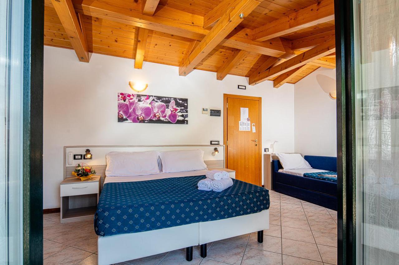 Hotel Orchidea Lignano Sabbiadoro Bagian luar foto